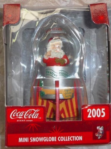 4521-4 € 10,00 coca cola ornament sneeuwbal kerstman